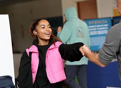 365足彩外围 student shaking hands with professional during Industry Days event